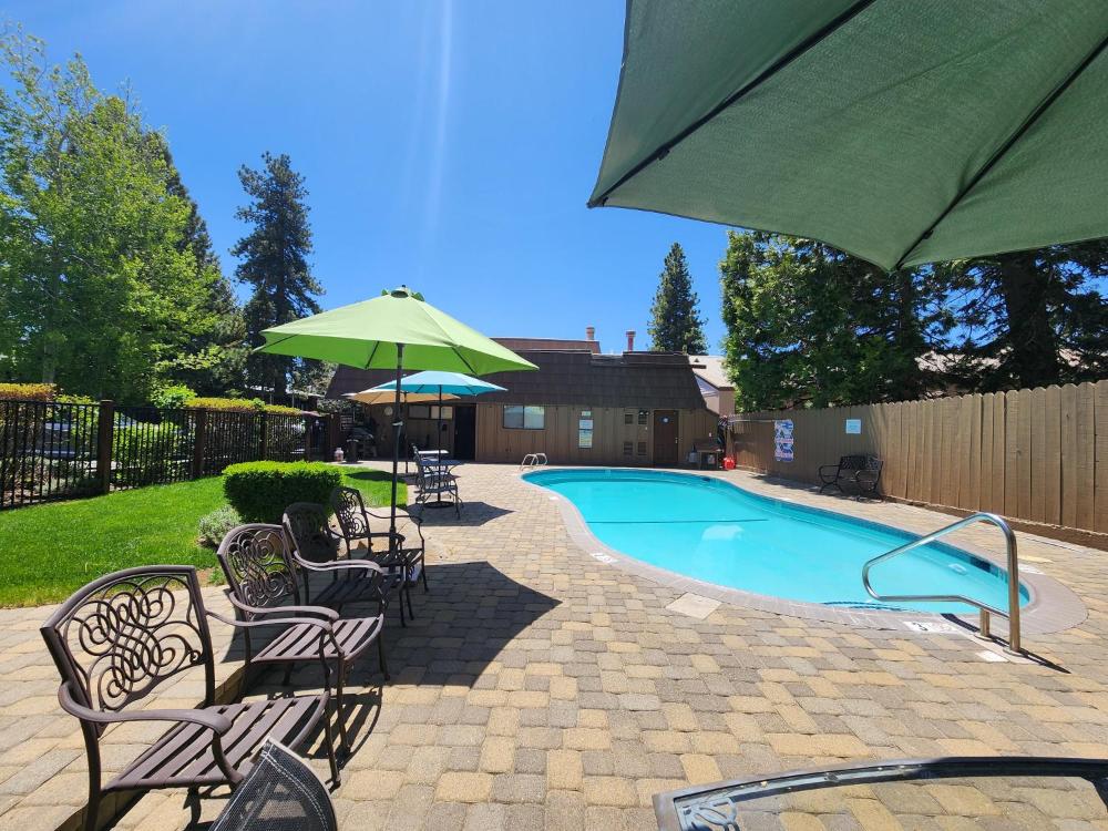 Tahoe Shoreline Retreat - Close to Ski Resorts & HOA Amenities